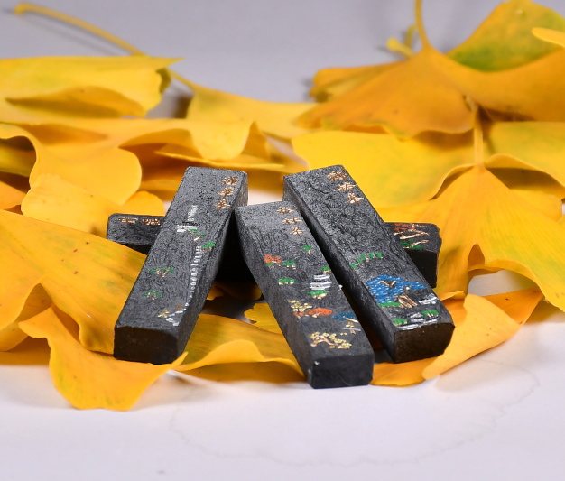 tuš na kaligrafii pevná