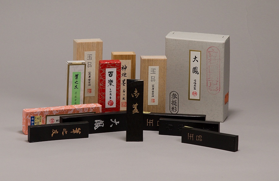 tuš na kaligrafii pevná