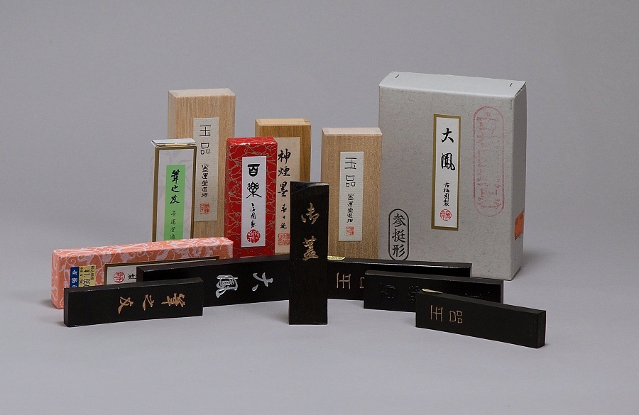 tuš na kaligrafii pevná