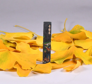 tuš na kaligrafii pevná